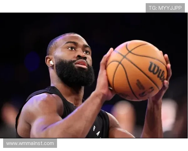 杰伦布朗半场表现抢眼13投6中贡献14分助力球队稳定火力